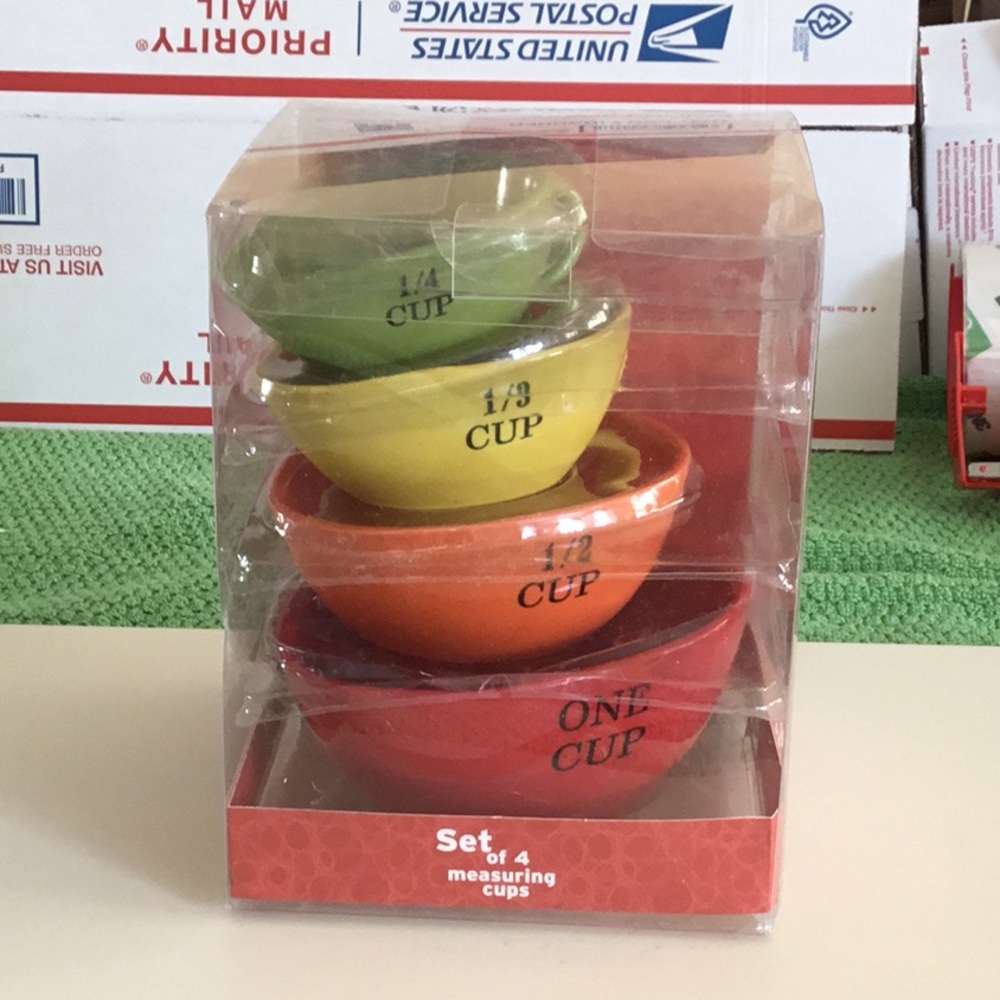 NWT Colorful Measuring Cups Set